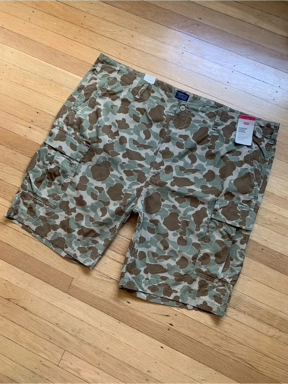 NWT Levi's Carrier Cargo Olive & Brown 100% Cotton Camouflage 10” Shorts Size 48